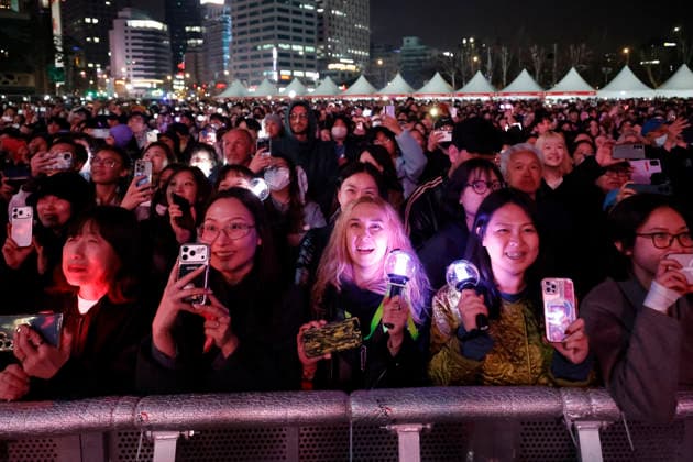 BTS Performs ARIRANG Comeback Concert at Gwanghwamun Square Fans cheer on South Korean K-pop group BTS performing BTS THE COMEBACK LIVE: ARIRANG, a free comeback concert celebrating the release of their fifth studio album, at Gwanghwamun Square in Seoul, South Korea on March 21, 2026. The concert marks the group s first full-unit comeback in four years following the completion of mandatory military service for all members. Seoul South Korea  Copyright: xMatrixxImages JungxUi-Chelx
