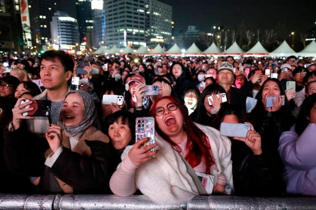 BTS Performs ARIRANG Comeback Concert at Gwanghwamun Square Fans cheer on South Korean K-pop group BTS performing BTS THE COMEBACK LIVE: ARIRANG, a free comeback concert celebrating the release of their fifth studio album, at Gwanghwamun Square in Seoul, South Korea on March 21, 2026. The concert marks the group s first full-unit comeback in four years following the completion of mandatory military service for all members. Seoul South Korea  Copyright: xMatrixxImages JungxUi-Chelx