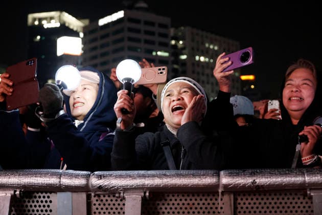 BTS Performs ARIRANG Comeback Concert at Gwanghwamun Square Fans cheer on South Korean K-pop group BTS performing BTS THE COMEBACK LIVE: ARIRANG, a free comeback concert celebrating the release of their fifth studio album, at Gwanghwamun Square in Seoul, South Korea on March 21, 2026. The concert marks the group s first full-unit comeback in four years following the completion of mandatory military service for all members. Seoul South Korea  Copyright: xMatrixxImages JungxUi-Chelx