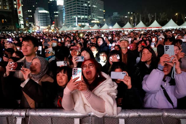 Entertainment Bilder des Tages BTS Performs ARIRANG Comeback Concert at Gwanghwamun Square Fans cheer on South Korean K-pop group BTS performing BTS THE COMEBACK LIVE: ARIRANG, a free comeback concert celebrating the release of their fifth studio album, at Gwanghwamun Square in Seoul, South Korea on March 21, 2026. The concert marks the group s first full-unit comeback in four years following the completion of mandatory military service for all members. Seoul South Korea  Copyright: xMatrixxImages JungxUi-Chelx