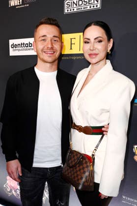 Daniel Roth with partner Nadine at the Dr Sindsen Fashion Show Icon at Hofbräu Wirtshaus Berlin Berlin, 20 03 2026 Foto:xN.xKubelkax xFuturexImagex sindsen_6301