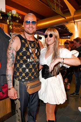 Eric Sindermann and Annemarie Eilfeld at the Dr Sindsen Fashion Show Icon at Hofbräu Wirtshaus Berlin Berlin, 20 03 2026 Foto:xN.xKubelkax xFuturexImagex sindsen_6313