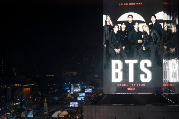March 21, 2026, Seoul, Seoul, South Korea: The stage where BTS is performing is seen behind a Ã¢â‚¬oeComeback LiveÃ¢â‚¬Â advertisement at Gwanghwamun Square. Seoul South Korea - ZUMAm346 20260321_znp_m346_022 Copyright: xSuhxJeenxMoonx