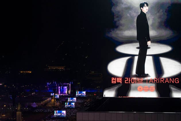 March 21, 2026, Seoul, Seoul, South Korea: The stage where BTS is performing is seen behind a Ã¢â‚¬oeComeback LiveÃ¢â‚¬Â advertisement at Gwanghwamun Square. Seoul South Korea - ZUMAm346 20260321_znp_m346_026 Copyright: xSuhxJeenxMoonx
