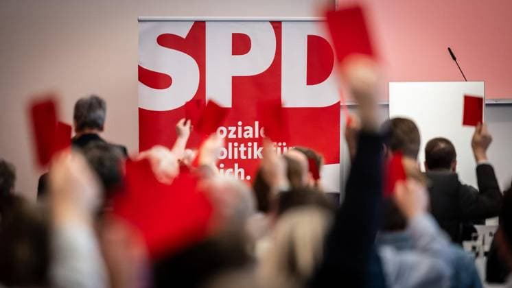 News Bilder des Tages SPD Parteitag in Mülheim an der Ruhr ** NUR FÜR REDAKTIONELLE ZWECKE ** EDITORIAL USE ONLY **<p>Die Delegierten der Ortsvereine nominieren am Samstag, 21.03.2026, beim SPD-Unterbezirksparteitag in der Stadthalle Mülheim an der Ruhr den Kandidaten für die Landtagswahl im April 2027. Deutschland NRW Mülheim an der Ruhr Copyright: MartinxMöller *** SPD party conference in Mülheim an der Ruhr FOR EDITORIAL PURPOSES ONLY EDITORIAL USE ONLY p The delegates of the local associations will nominate the candidate for the state elections in April 2027 Germany NRW Mülheim an der Ruhr at the SPD sub-district party conference in the Mülheim an der Ruhr town hall on Saturday, 21 March 2026 Copyright MartinxMöller Copyright: MartinxMöller doc852ktcihzfk17crzhgqr ,EDITORIAL USE ONLY