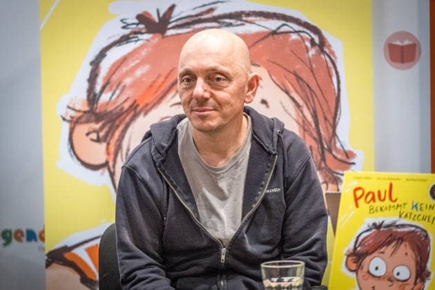 Third day of the Leipzig Book Fair 2026 Crowds, long queues and long waiting times dominate the scene TV presenter Bernhard Hoecker and his wife Eva von Mühlenfels present their new childrens book Leipzig Book Fair 2026 Day 3