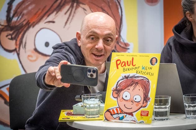 Third day of the Leipzig Book Fair 2026 Crowds, long queues and long waiting times dominate the scene TV presenter Bernhard Hoecker and his wife Eva von Mühlenfels present their new childrens book Leipzig Book Fair 2026 Day 3