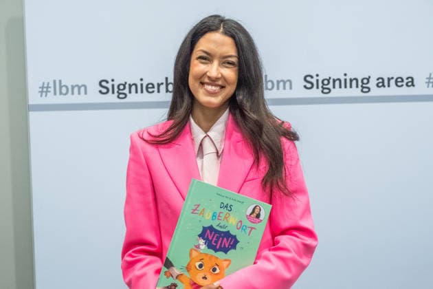 Third day of the Leipzig Book Fair 2026 Crowds, long queues and long waiting times dominate the scene TV presenter and model Rebecca Mir ex Germanys Next Top Model Leipzig Book Fair 2026 Day 3