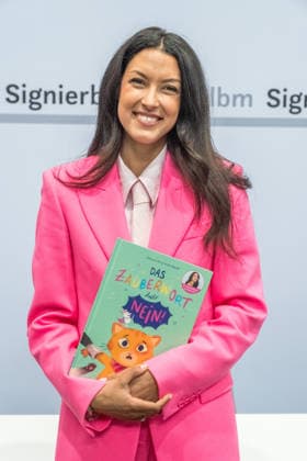Third day of the Leipzig Book Fair 2026 Crowds, long queues and long waiting times dominate the scene TV presenter and model Rebecca Mir ex Germanys Next Top Model Leipzig Book Fair 2026 Day 3