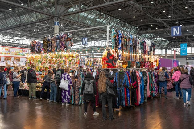 Leipzig - Lesebegeisterung in Leipzig: Buchmesse lockt tausende Besucher auf das Messegelände 21.03.2026¨Leipzig, Messe-Allee (Leipziger Messe)¨Fotografin: EHL Media Julia Tuncel Im Foto: Manga Comic Con Am Samstagnachmittag zeigte sich die Leipziger Buchmesse auf dem Gelände der Leipziger Messe erneut als großer Publikumsmagnet. Am frühen Nachmittag herrschte ein deutlich erhöhtes Besucheraufkommen, zahlreiche Menschen strömten in die Hallen und durch die einzelnen Gänge. Im Verlauf des Tages nutzten tausende Literaturinteressierte die Gelegenheit, sich über Neuerscheinungen zu informieren, Lesungen zu besuchen und mit Autoren ins Gespräch zu kommen. Besonders stark frequentiert waren erneut die Bereiche rund um Fantasy-, Ma Copyright: xEHLxMedia JuliaxTuncelx 20260321_buchmesse-leipzig-jt_1