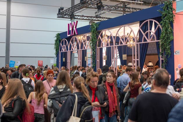 Leipzig - Lesebegeisterung in Leipzig: Buchmesse lockt tausende Besucher auf das Messegelände 21.03.2026¨Leipzig, Messe-Allee (Leipziger Messe)¨Fotografin: EHL Media Julia Tuncel Im Foto: Buchverlag LYX auf der Leipziger Buchmesse Am Samstagnachmittag zeigte sich die Leipziger Buchmesse auf dem Gelände der Leipziger Messe erneut als großer Publikumsmagnet. Am frühen Nachmittag herrschte ein deutlich erhöhtes Besucheraufkommen, zahlreiche Menschen strömten in die Hallen und durch die einzelnen Gänge. Im Verlauf des Tages nutzten tausende Literaturinteressierte die Gelegenheit, sich über Neuerscheinungen zu informieren, Lesungen zu besuchen und mit Autoren ins Gespräch zu kommen. Besonders stark frequentiert waren erneut die Copyright: xEHLxMedia JuliaxTuncelx 20260321_buchmesse-leipzig-jt_20