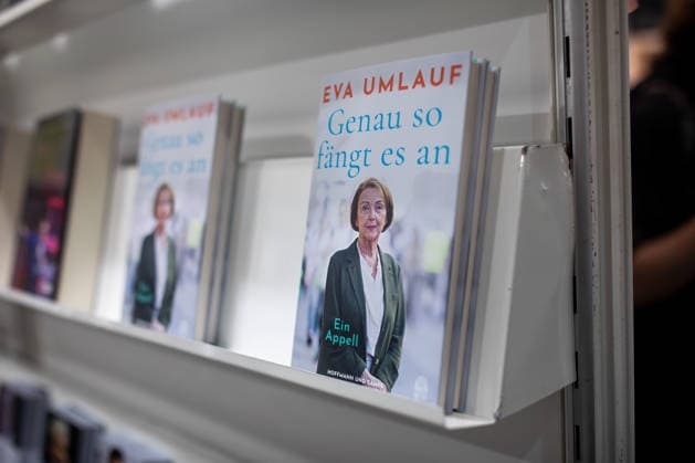 Leipzig - Lesebegeisterung in Leipzig: Buchmesse lockt tausende Besucher auf das Messegelände 21.03.2026¨Leipzig, Messe-Allee (Leipziger Messe)¨Fotografin: EHL Media Julia Tuncel Im Foto: Buch Genau so fängt es an von Autorin Eva Umlauf Am Samstagnachmittag zeigte sich die Leipziger Buchmesse auf dem Gelände der Leipziger Messe erneut als großer Publikumsmagnet. Am frühen Nachmittag herrschte ein deutlich erhöhtes Besucheraufkommen, zahlreiche Menschen strömten in die Hallen und durch die einzelnen Gänge. Im Verlauf des Tages nutzten tausende Literaturinteressierte die Gelegenheit, sich über Neuerscheinungen zu informieren, Lesungen zu besuchen und mit Autoren ins Gespräch zu kommen. Besonders stark frequentiert waren erne Copyright: xEHLxMedia JuliaxTuncelx 20260321_buchmesse-leipzig-jt_21