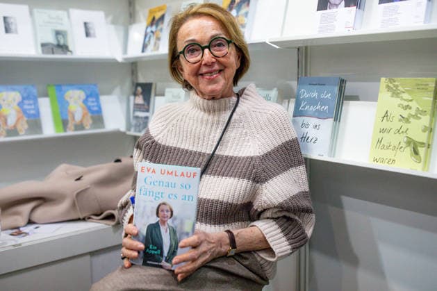 Leipzig - Lesebegeisterung in Leipzig: Buchmesse lockt tausende Besucher auf das Messegelände 21.03.2026¨Leipzig, Messe-Allee (Leipziger Messe)¨Fotografin: EHL Media Julia Tuncel Im Foto: Autorin Eva Umlauf zeigt ihr Buch Genau so fängt es an Am Samstagnachmittag zeigte sich die Leipziger Buchmesse auf dem Gelände der Leipziger Messe erneut als großer Publikumsmagnet. Am frühen Nachmittag herrschte ein deutlich erhöhtes Besucheraufkommen, zahlreiche Menschen strömten in die Hallen und durch die einzelnen Gänge. Im Verlauf des Tages nutzten tausende Literaturinteressierte die Gelegenheit, sich über Neuerscheinungen zu informieren, Lesungen zu besuchen und mit Autoren ins Gespräch zu kommen. Besonders stark frequentiert war Copyright: xEHLxMedia JuliaxTuncelx 20260321_buchmesse-leipzig-jt_22