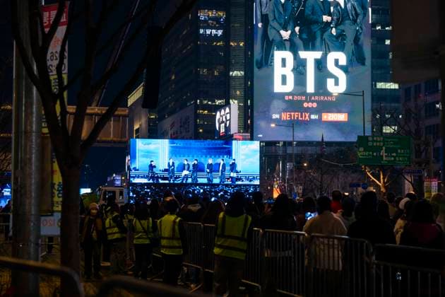 March 21, 2026, Seoul, South Korea: People watch the K-pop boy band BTS perform for the first time in four years as they return from a hiatus due to its membersÃ¢â‚¬â ¢ compulsory military service, in a free concert held on Saturday, March 21, 2026 to promote their new album ARIRANG in Gwanghwamun Square in Seoul, South Korea Seoul South Korea - ZUMAh163 20260321_znp_h163_022 Copyright: xJintakxHanx