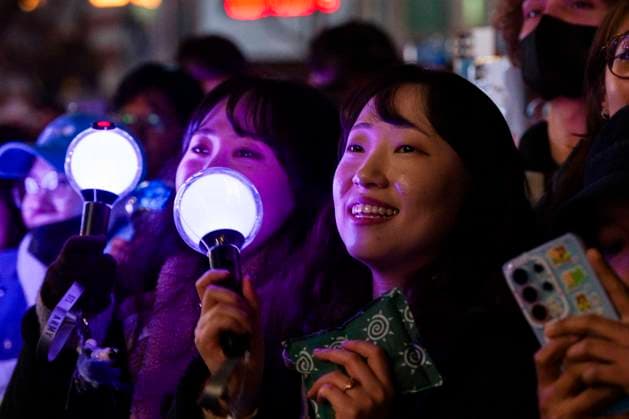 March 21, 2026, Seoul, South Korea: People hold K-pop light sticks as they watch the boy band BTS perform for the first time in four years as they return from a hiatus due to its membersÃ¢â‚¬â ¢ compulsory military service, in a free concert held on Saturday, March 21, 2026 to promote their new album ARIRANG in Gwanghwamun Square in Seoul, South Korea Seoul South Korea - ZUMAh163 20260321_znp_h163_023 Copyright: xJintakxHanx