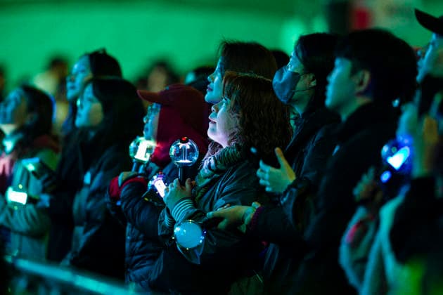 March 21, 2026, Seoul, South Korea: People hold K-pop light sticks as they watch the boy band BTS perform for the first time in four years as they return from a hiatus due to its membersÃ¢â‚¬â ¢ compulsory military service, in a free concert held on Saturday, March 21, 2026 to promote their new album ARIRANG in Gwanghwamun Square in Seoul, South Korea Seoul South Korea - ZUMAh163 20260321_znp_h163_026 Copyright: xJintakxHanx