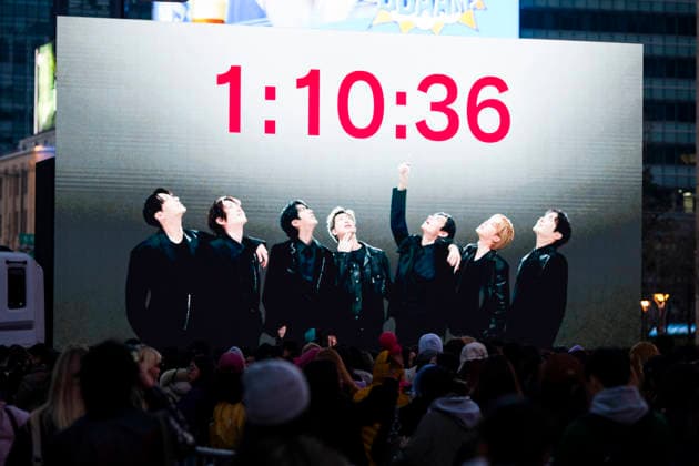 March 21, 2026, Seoul, South Korea: A screen counts down before K-pop boy band BTS performs for the first time in four years in a return from a hiatus due to its membersÃ¢â‚¬â ¢ compulsory military service, in a free concert held on Saturday, March 21, 2026 to promote their new album ARIRANG in Gwanghwamun Square in Seoul, South Korea Seoul South Korea - ZUMAh163 20260321_znp_h163_047 Copyright: xJintakxHanx