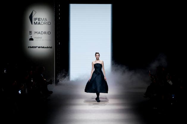 Yolancris fashion show at the Mercedes Benz Fashion Week A model during a Yolancris fashion show on the occasion of the Mercedes Benz Fashion Week, March 21, 2026, in Madrid Spain Yolancris is a firm specializing in bridal and handcrafted haute couture Its fashion show is part of the Mercedes Benz Fashion Week Madrid, the main Spanish fashion show organized by IFEMA, which brings together established firms and new talent MARCH 21, 2026 FASHION MODEL MODEL SHOWS MODEL SHOW MBFW A Pé Madrid Madrid Madrid Spain  Copyright: xA.xPÃ rezxMecax 7385614