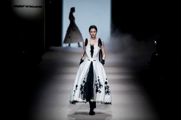 Yolancris fashion show at the Mercedes Benz Fashion Week A model during a Yolancris fashion show on the occasion of the Mercedes Benz Fashion Week, March 21, 2026, in Madrid Spain Yolancris is a firm specializing in bridal and handcrafted haute couture Its fashion show is part of the Mercedes Benz Fashion Week Madrid, the main Spanish fashion show organized by IFEMA, which brings together established firms and new talent MARCH 21, 2026 FASHION MODEL MODEL SHOWS MODEL SHOW MBFW A Pé Madrid Madrid Madrid Spain  Copyright: xA.xPÃ rezxMecax 7385617