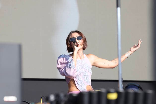 The band Foto em Grupo will perform at Lollapalooza Brazil 2026 in Sao Paulo. Sao Paulo (SP), March 21, 2026 Lollapalooza Brazil Show Jadsa Ana Caetano from the duo Anavitoria during her participation in the band s show. Group photo during the second day of the Lollapalooza Brazil festival, held at the Interlagos racetrack, in the southern zone of the Sao Paulo capital. The event brings together national and international artists in three days of shows and musical attractions. (Foto: Leco Viana Thenews2 imago images) The band Foto em Grupo will perform at Lollapalooza Brazil 2026 in Sao Paulo.  Copyright: xLecoxVianax