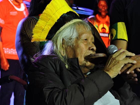 RECORD DATE NOT STATED lewis capaldi no lollapalooza Sao Paulo (SP), 03 21 2026 - Culture Shows Festival - One of the most influential voices in the world in the defense of indigenous peoples, Chief Raoni Metuktire, leader of the Kayapo people, during his participation in the show of rock singer Lewis Capaldi on the Budweiser stage on the second day of shows at Lollapalooza 2026 at the Interlagos racetrack, south of Sao Paulo, this Saturday, March 26, 2026. (Foto: Leandro Chemalle Thenews2 imago images) lewis capaldi no lollapalooza  Copyright: xLeandroxChemallex