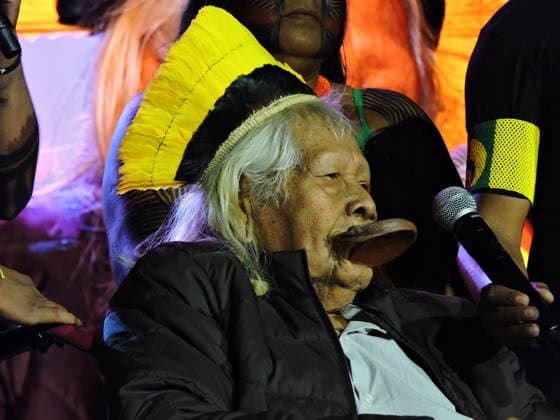RECORD DATE NOT STATED lewis capaldi no lollapalooza Sao Paulo (SP), 03 21 2026 - Culture Shows Festival - One of the most influential voices in the world in the defense of indigenous peoples, Chief Raoni Metuktire, leader of the Kayapo people, during his participation in the show of rock singer Lewis Capaldi on the Budweiser stage on the second day of shows at Lollapalooza 2026 at the Interlagos racetrack, south of Sao Paulo, this Saturday, March 26, 2026. (Foto: Leandro Chemalle Thenews2 imago images) lewis capaldi no lollapalooza  Copyright: xLeandroxChemallex
