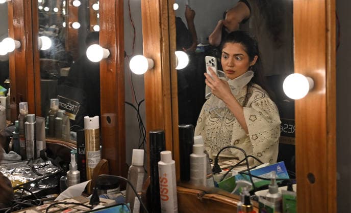 March 21, 2026, Mumbai, Maharashtra, India: A model is seen using her mobile phone inside the makeup room at the Lakme Fashion Week (LFW) in Mumbai. Mumbai India - ZUMAs197 20260321_aaa_s197_111 Copyright: xAshishxVaishnavx