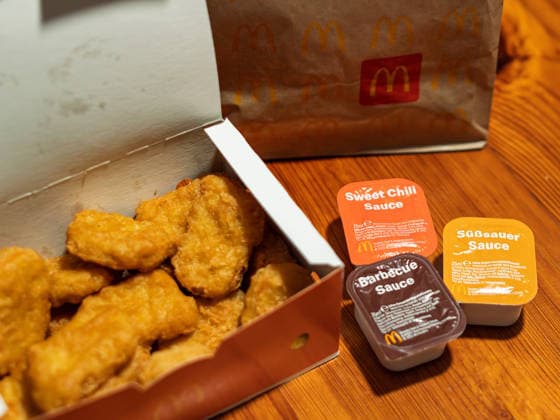 McChicken 20-teilige Box mit Dip-Saucen von McDonalds GERMANY - MAR 09, 2026: McChicken 20-Piece Box with Dipping Sauces from McDonald s (License=RM) Copyright: xZoonar.com GeorgxVottelerx 24789666