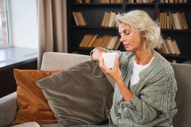 Guten Morgen Herbst Winter Herbst Stimmung. Komfort entspannt Senior alte ältere Frau trinken heißes Getränk Tee Kaffee in Sofa zu Hause. Ältere Frau ruht genießen ruhigen Morgen zu Hause allein. Pension Konzept. Guten Morgen Herbst Winter Herbst Stimmung. Komfort entspannt Senior alte ältere Frau trinken heißes Getränk Tee Kaffee in Sofa zu Hause. Ältere Frau ruht genießen ruhigen Morgen zu Hause allein. Pension Konzept. (License=RF) ,model released, Symbolfoto Copyright: xZoonar.com IuliiaxZavalishinax 24792700 ,model released, Symbolfoto ,property released