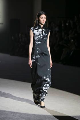 Menchen Tomas - Mercedes-Benz Fashion Week Madrid, Spain - 21 Mar 2026 A model walks the runway wearing a design by Menchen Tomas during Mercedes-Benz Fashion Week de Madrid in IFEMA. Madrid Spain Copyright: xAtilanoxGarciax xSOPAxImagesx photos09880