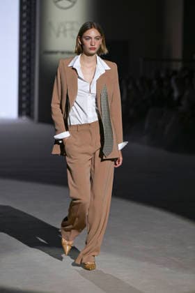Menchen Tomas - Mercedes-Benz Fashion Week Madrid, Spain - 21 Mar 2026 A model walks the runway wearing a design by Menchen Tomas during Mercedes-Benz Fashion Week de Madrid in IFEMA. Madrid Spain Copyright: xAtilanoxGarciax xSOPAxImagesx photos09844