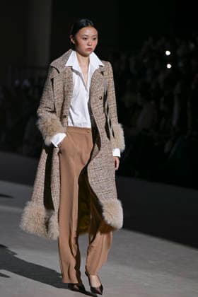 Menchen Tomas - Mercedes-Benz Fashion Week Madrid, Spain - 21 Mar 2026 A model walks the runway wearing a design by Menchen Tomas during Mercedes-Benz Fashion Week de Madrid in IFEMA. Madrid Spain Copyright: xAtilanoxGarciax xSOPAxImagesx photos09850