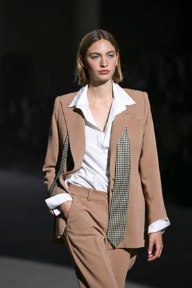 February 28, 2026, Madrid, Spain: A model walks the runway wearing a design by Menchen Tomas during Mercedes-Benz Fashion Week de Madrid in IFEMA. Madrid Spain  - ZUMAs197 20260228_aaa_s197_2950 Copyright: xAtilanoxGarciax