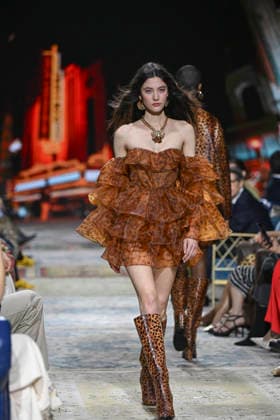 Lola Casademunt - Mercedes-Benz Fashion Week Madrid, Spain - 21 Mar 2026 A model walks the runway wearing a design by Lola Casademunt during Mercedes-Benz Fashion Week de Madrid in IFEMA. Madrid Spain Copyright: xAtilanoxGarciax xSOPAxImagesx photos10154