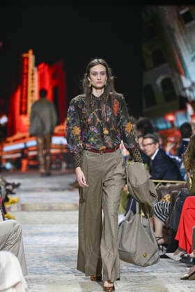 Lola Casademunt - Mercedes-Benz Fashion Week Madrid, Spain - 21 Mar 2026 A model walks the runway wearing a design by Lola Casademunt during Mercedes-Benz Fashion Week de Madrid in IFEMA. Madrid Spain Copyright: xAtilanoxGarciax xSOPAxImagesx photos10137