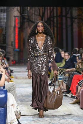 Lola Casademunt - Mercedes-Benz Fashion Week Madrid, Spain - 21 Mar 2026 A model walks the runway wearing a design by Lola Casademunt during Mercedes-Benz Fashion Week de Madrid in IFEMA. Madrid Spain Copyright: xAtilanoxGarciax xSOPAxImagesx photos10121
