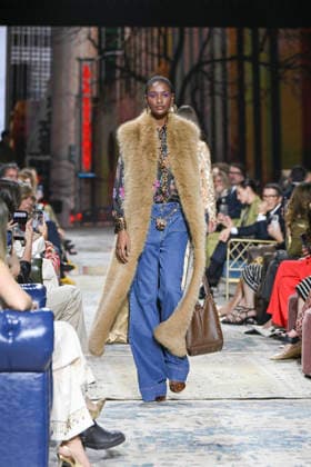 Lola Casademunt - Mercedes-Benz Fashion Week Madrid, Spain - 21 Mar 2026 A model walks the runway wearing a design by Lola Casademunt during Mercedes-Benz Fashion Week de Madrid in IFEMA. Madrid Spain Copyright: xAtilanoxGarciax xSOPAxImagesx photos10127