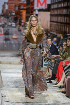 Lola Casademunt - Mercedes-Benz Fashion Week Madrid, Spain - 21 Mar 2026 A model walks the runway wearing a design by Lola Casademunt during Mercedes-Benz Fashion Week de Madrid in IFEMA. Madrid Spain Copyright: xAtilanoxGarciax xSOPAxImagesx photos10087