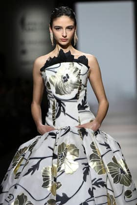 Yolancris - Mercedes-Benz Fashion Week Madrid, Spain - 21 Mar 2026 A model walks the runway wearing a design by Yolancris during Mercedes-Benz Fashion Week de Madrid in IFEMA. Madrid Spain Copyright: xAtilanoxGarciax xSOPAxImagesx photos10080