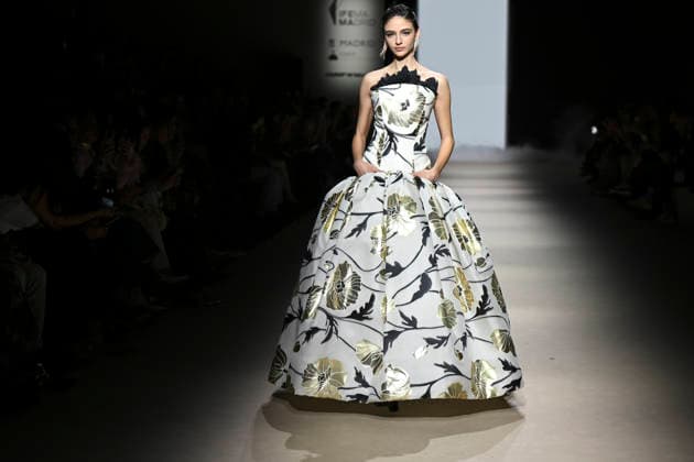 Yolancris - Mercedes-Benz Fashion Week Madrid, Spain - 21 Mar 2026 A model walks the runway wearing a design by Yolancris during Mercedes-Benz Fashion Week de Madrid in IFEMA. Madrid Spain Copyright: xAtilanoxGarciax xSOPAxImagesx photos10086