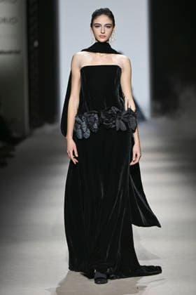 Yolancris - Mercedes-Benz Fashion Week Madrid, Spain - 21 Mar 2026 A model walks the runway wearing a design by Yolancris during Mercedes-Benz Fashion Week de Madrid in IFEMA. Madrid Spain Copyright: xAtilanoxGarciax xSOPAxImagesx photos10042
