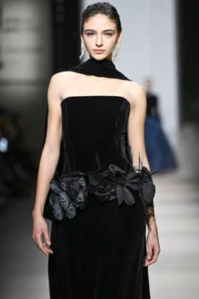 Yolancris - Mercedes-Benz Fashion Week Madrid, Spain - 21 Mar 2026 A model walks the runway wearing a design by Yolancris during Mercedes-Benz Fashion Week de Madrid in IFEMA. Madrid Spain Copyright: xAtilanoxGarciax xSOPAxImagesx photos10043