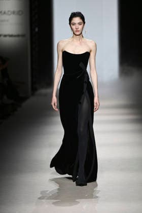 Yolancris - Mercedes-Benz Fashion Week Madrid, Spain - 21 Mar 2026 A model walks the runway wearing a design by Yolancris during Mercedes-Benz Fashion Week de Madrid in IFEMA. Madrid Spain Copyright: xAtilanoxGarciax xSOPAxImagesx photos10048