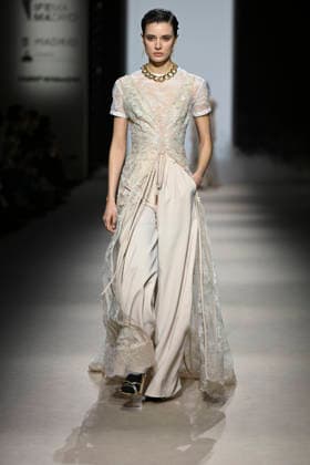 Yolancris - Mercedes-Benz Fashion Week Madrid, Spain - 21 Mar 2026 A model walks the runway wearing a design by Yolancris during Mercedes-Benz Fashion Week de Madrid in IFEMA. Madrid Spain Copyright: xAtilanoxGarciax xSOPAxImagesx photos10023
