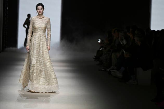 Yolancris - Mercedes-Benz Fashion Week Madrid, Spain - 21 Mar 2026 A model walks the runway wearing a design by Yolancris during Mercedes-Benz Fashion Week de Madrid in IFEMA. Madrid Spain Copyright: xAtilanoxGarciax xSOPAxImagesx photos10029