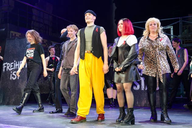 The ensemble at the final applause at the premiere of the musical Wir sind am Leben Das Berlin Musical at the Theater des Westens Berlin, 21 03 2026 Foto:xB.xDummerx xFuturexImagex leben_6378
