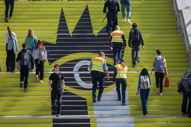 Leipzig - Volle Hallen zum letzten Messetag: Abschluss auf der Leipziger Buchmesse 22.03.2026¨Leipzig, Messe-Allee (Leipziger Messe) im Foto: Polizei-Streife zu Fuß auf der Leipziger Buchmesse¨¨Am Sonntag hat die Leipziger Buchmesse noch einmal zahlreiche Besucher auf das Messegelände gelockt und einen lebendigen Abschluss des diesjährigen Events geboten. Besonders Familien, Literaturfans und Cosplay-Begeisterte nutzten den letzten Messetag, um durch die Hallen zu schlendern, Neuerscheinungen zu entdecken und Autorinnen und Autoren hautnah zu erleben. Neben gut besuchten Lesungen und Signierstunden stand vor allem der Austausch im Mittelpunkt: Gespräche über aktuelle gesellschaftliche Themen, neue Buchtrends und die Zukunft der Copyright: xEHLxMedia Erik-HolmxLanghofx 20260322_buchmesse-leipzig-sonntag_1