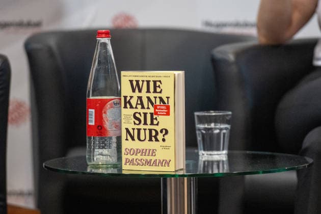 Leipzig - Volle Hallen zum letzten Messetag: Abschluss auf der Leipziger Buchmesse 22.03.2026¨Leipzig, Messe-Allee (Leipziger Messe) im Foto: Buch Wie kann sie nur? von Autorin Sophie Passmann¨¨Am Sonntag hat die Leipziger Buchmesse noch einmal zahlreiche Besucher auf das Messegelände gelockt und einen lebendigen Abschluss des diesjährigen Events geboten. Besonders Familien, Literaturfans und Cosplay-Begeisterte nutzten den letzten Messetag, um durch die Hallen zu schlendern, Neuerscheinungen zu entdecken und Autorinnen und Autoren hautnah zu erleben. Neben gut besuchten Lesungen und Signierstunden stand vor allem der Austausch im Mittelpunkt: Gespräche über aktuelle gesellschaftliche Themen, neue Buchtrends und die Zukunft der Copyright: xEHLxMedia Erik-HolmxLanghofx 20260322_buchmesse-leipzig-sonntag_13