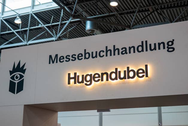 Leipzig - Volle Hallen zum letzten Messetag: Abschluss auf der Leipziger Buchmesse 22.03.2026¨Leipzig, Messe-Allee (Leipziger Messe) im Foto:¨¨Am Sonntag hat die Leipziger Buchmesse noch einmal zahlreiche Besucher auf das Messegelände gelockt und einen lebendigen Abschluss des diesjährigen Events geboten. Besonders Familien, Literaturfans und Cosplay-Begeisterte nutzten den letzten Messetag, um durch die Hallen zu schlendern, Neuerscheinungen zu entdecken und Autorinnen und Autoren hautnah zu erleben. Neben gut besuchten Lesungen und Signierstunden stand vor allem der Austausch im Mittelpunkt: Gespräche über aktuelle gesellschaftliche Themen, neue Buchtrends und die Zukunft der Branche prägten das Geschehen. Auch die parallel sta Copyright: xEHLxMedia Erik-HolmxLanghofx 20260322_buchmesse-leipzig-sonntag_15
