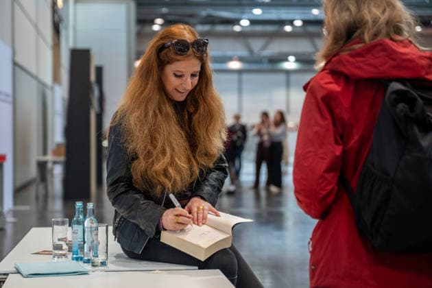 Leipzig - Volle Hallen zum letzten Messetag: Abschluss auf der Leipziger Buchmesse 22.03.2026¨Leipzig, Messe-Allee (Leipziger Messe) im Foto:¨¨Am Sonntag hat die Leipziger Buchmesse noch einmal zahlreiche Besucher auf das Messegelände gelockt und einen lebendigen Abschluss des diesjährigen Events geboten. Besonders Familien, Literaturfans und Cosplay-Begeisterte nutzten den letzten Messetag, um durch die Hallen zu schlendern, Neuerscheinungen zu entdecken und Autorinnen und Autoren hautnah zu erleben. Neben gut besuchten Lesungen und Signierstunden stand vor allem der Austausch im Mittelpunkt: Gespräche über aktuelle gesellschaftliche Themen, neue Buchtrends und die Zukunft der Branche prägten das Geschehen. Auch die parallel sta Copyright: xEHLxMedia Erik-HolmxLanghofx 20260322_buchmesse-leipzig-sonntag_23
